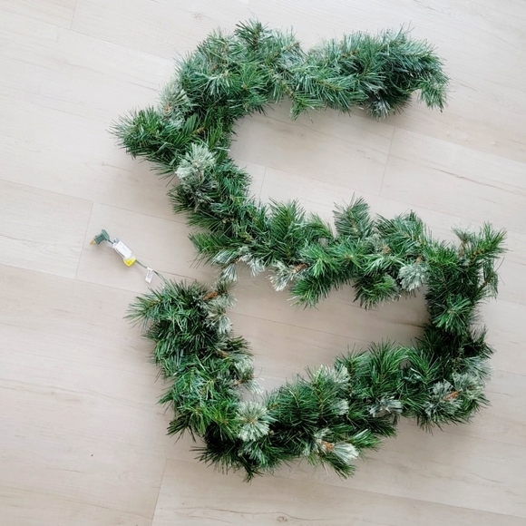 9ft Christmas pre lit mixed artificial green garland - Picture 1 of 4